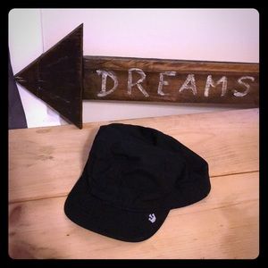 Women’s black hat